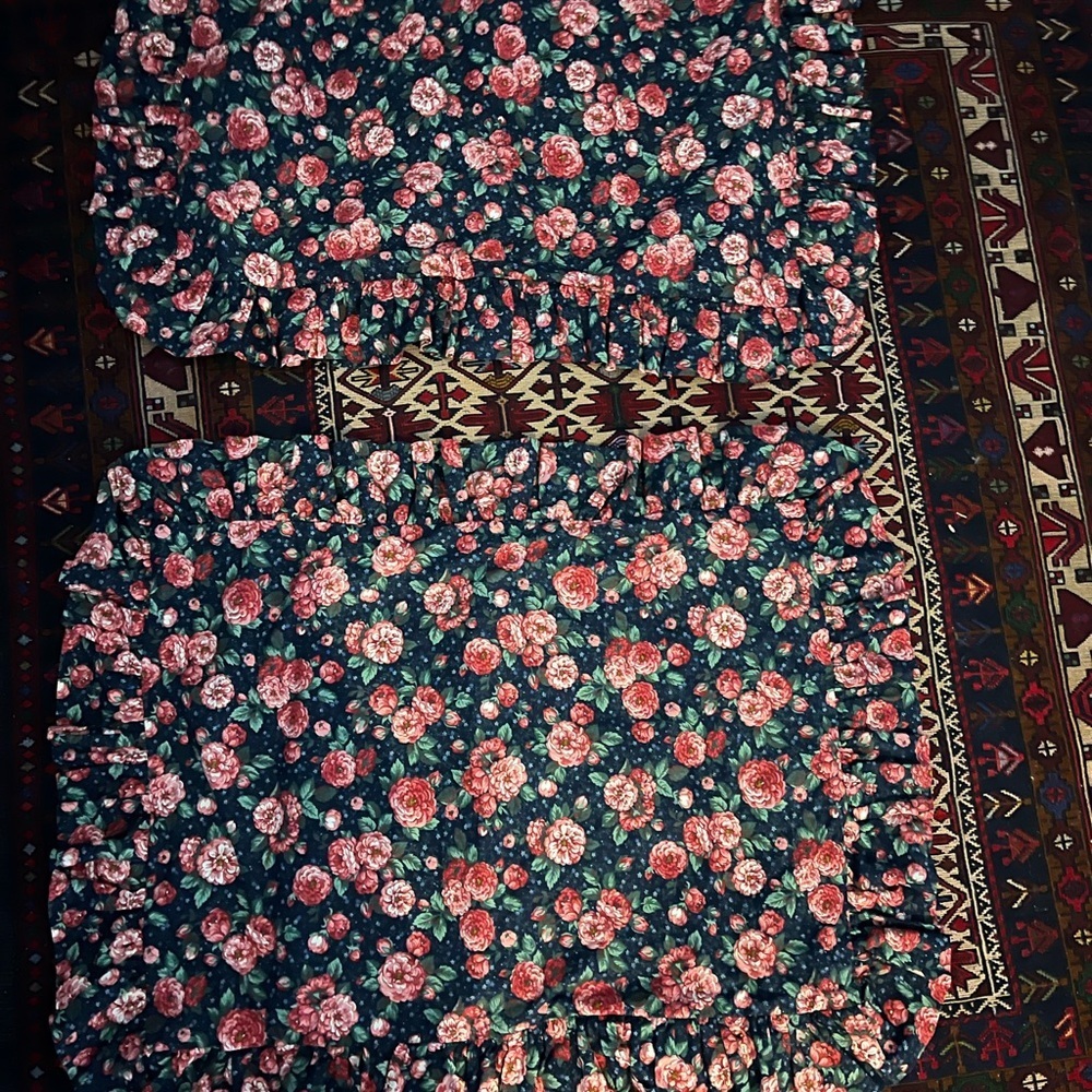 Vintage Pair of Floral Rose Print Cotton Pillowcases with Ruffle Edges - Picture 5 of 5